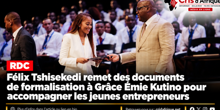 RDC : Félix Tshisekedi remet des documents de formalisation à Grâce Émie Kutino pour accompagner les jeunes entrepreneurs